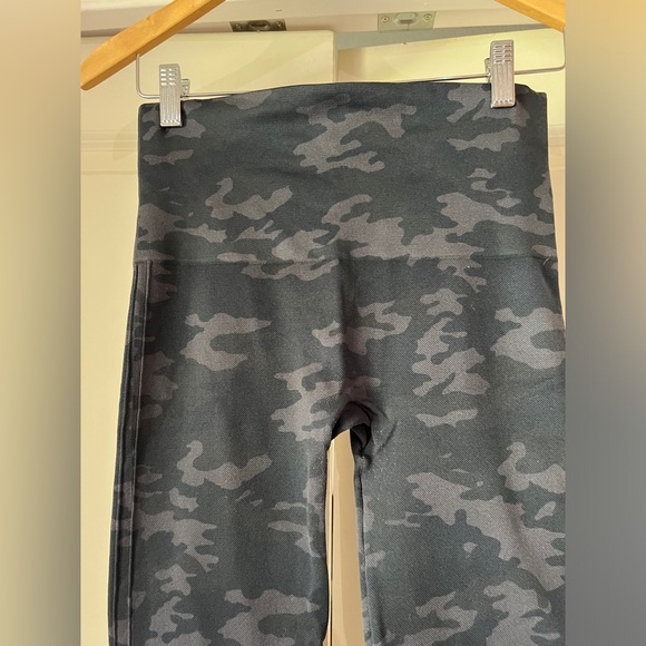 SPANX Camo Black And Gray Leggings - Picture 2 of 8